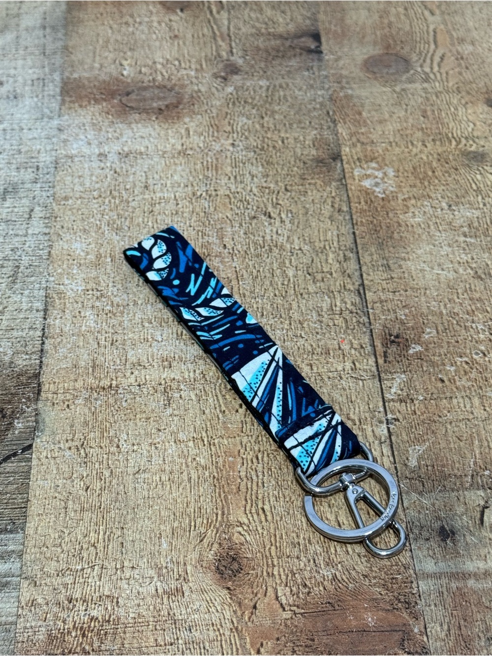 Vera Bradley Wide wristlet strap keychain blue lagoon
Excellent condition - doe